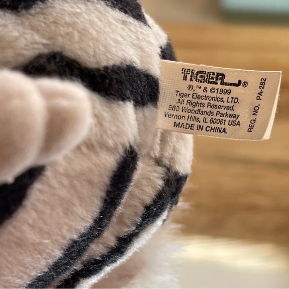 Furby Buddies Hug More - Picture 7 of 9